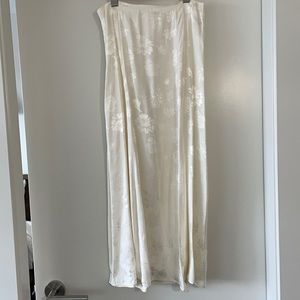 Aritzia Wilfred size 2 off white skirt with slit